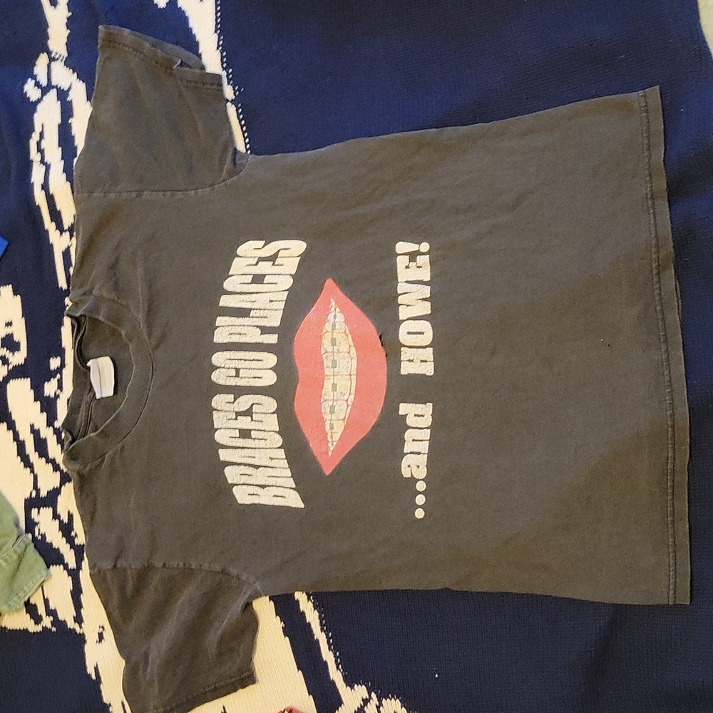 Braces tee